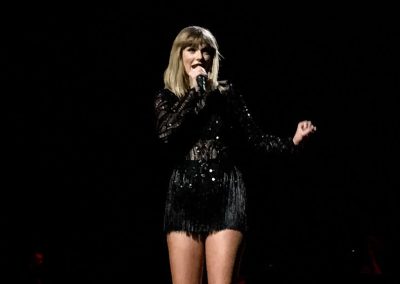 Taylor_Swift_NOW_Super_Saturday_Night_IMG_0758_edited_(32776594270)