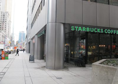 1024px-Starbucks_on_Front_Street,_between_York_and_Simcoe_Streets,_2012_12_03