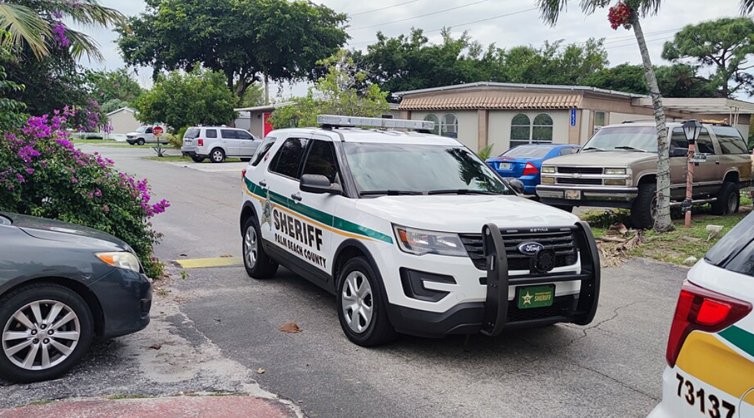 An angry Florida driver got out of his car with a machete and made one shocking move